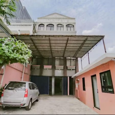 Отель Reddoorz Syariah Near Stasiun Karet Джакарта Экстерьер фото