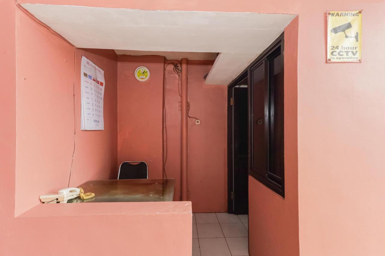 Отель Reddoorz Syariah Near Stasiun Karet Джакарта Экстерьер фото
