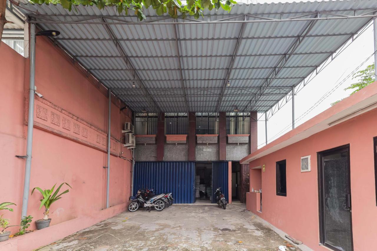 Отель Reddoorz Syariah Near Stasiun Karet Джакарта Экстерьер фото