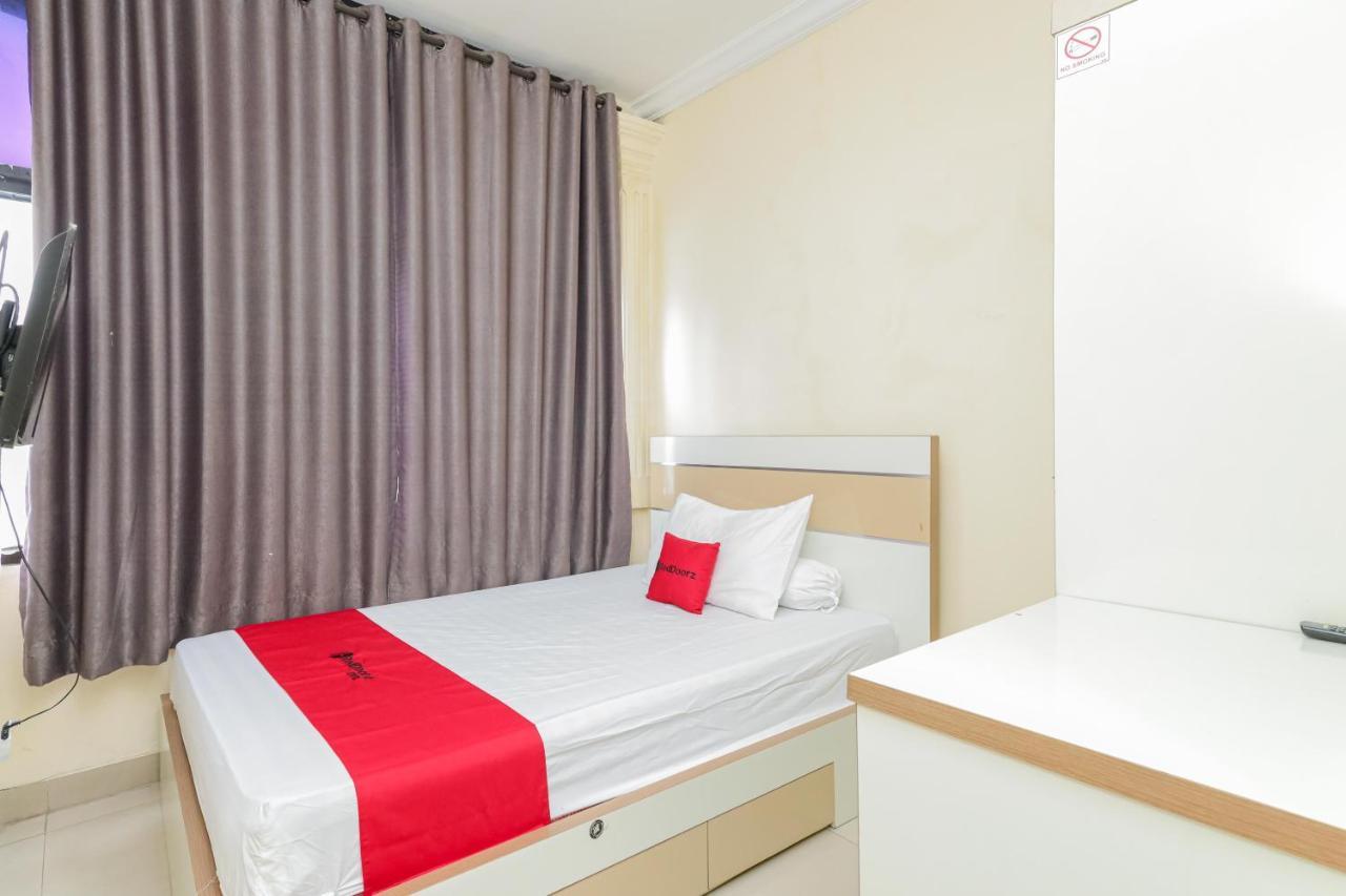 Отель Reddoorz Syariah Near Stasiun Karet Джакарта Экстерьер фото