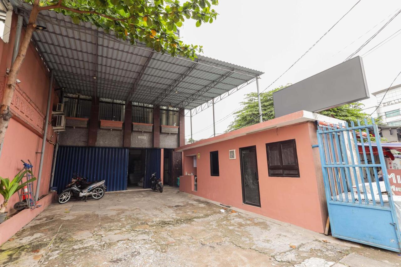 Отель Reddoorz Syariah Near Stasiun Karet Джакарта Экстерьер фото