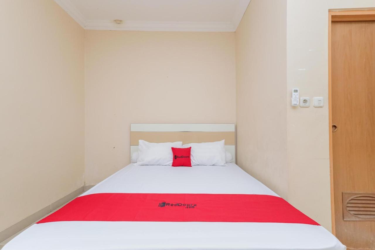 Отель Reddoorz Syariah Near Stasiun Karet Джакарта Экстерьер фото