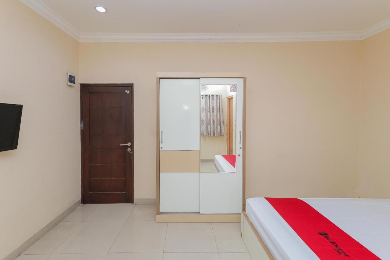 Отель Reddoorz Syariah Near Stasiun Karet Джакарта Экстерьер фото