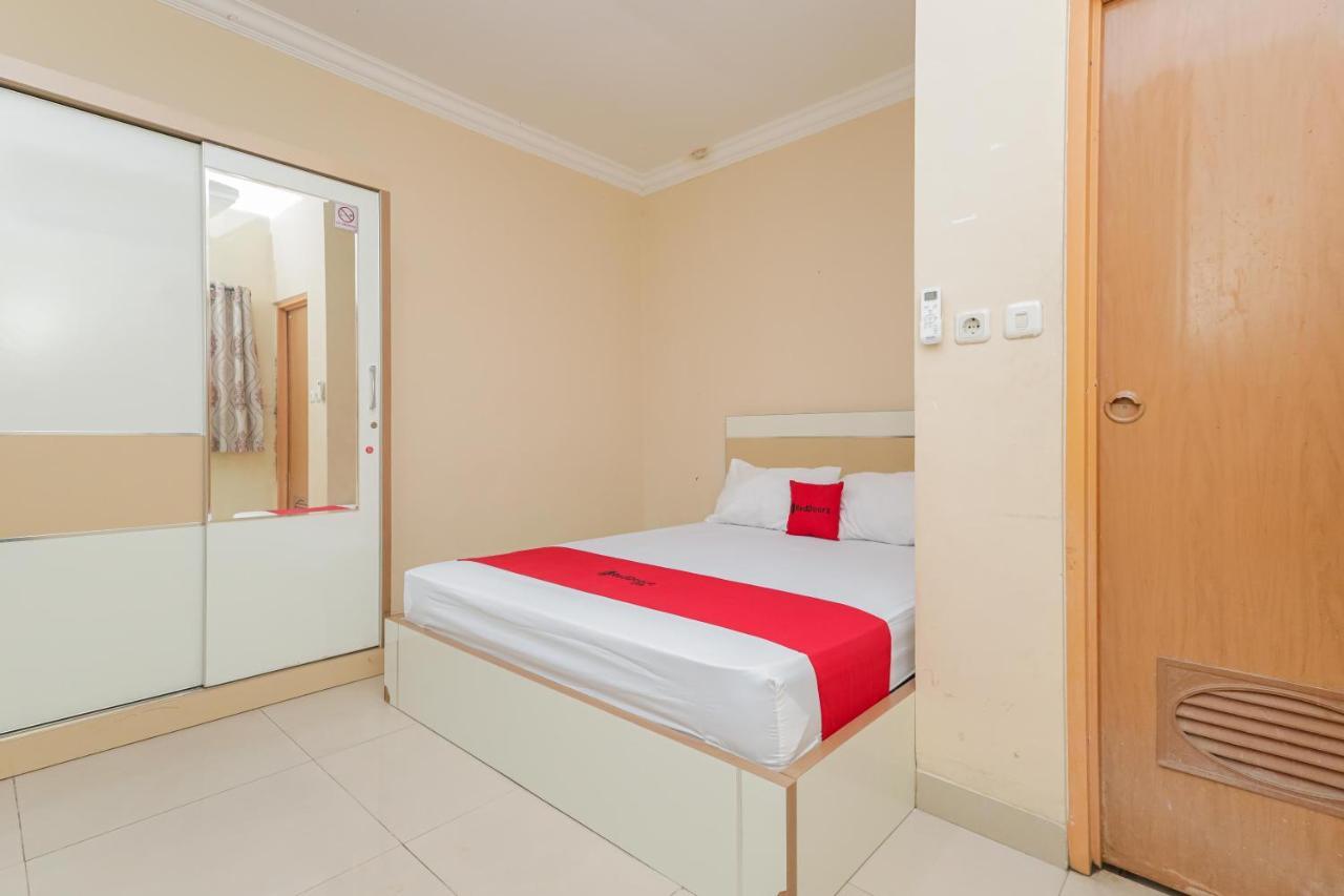 Отель Reddoorz Syariah Near Stasiun Karet Джакарта Экстерьер фото