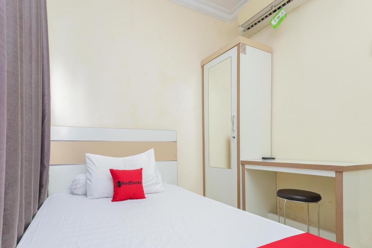 Отель Reddoorz Syariah Near Stasiun Karet Джакарта Экстерьер фото