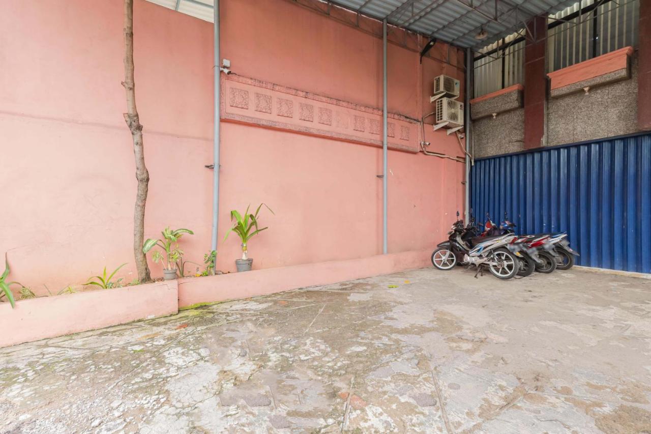 Отель Reddoorz Syariah Near Stasiun Karet Джакарта Экстерьер фото