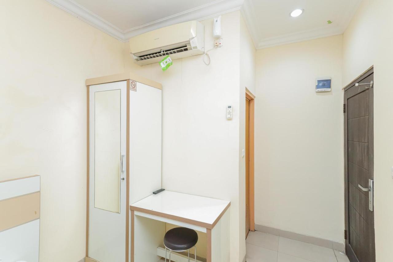 Отель Reddoorz Syariah Near Stasiun Karet Джакарта Экстерьер фото