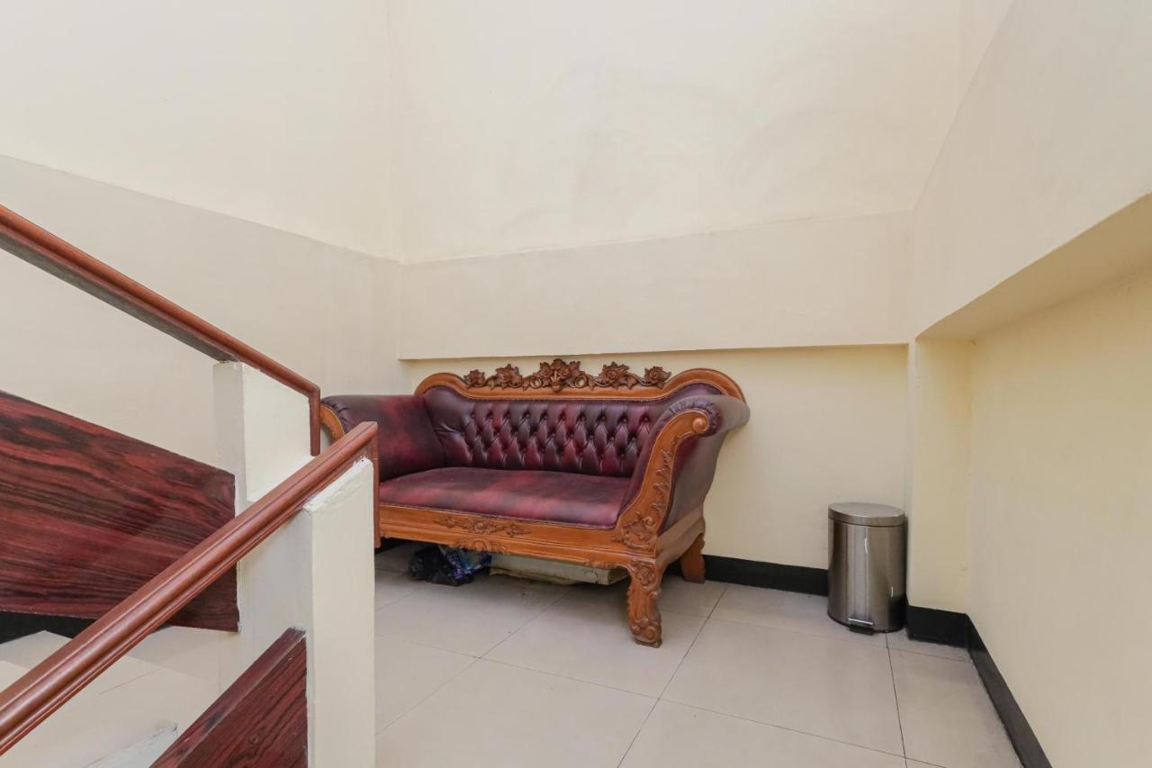 Отель Reddoorz Syariah Near Stasiun Karet Джакарта Экстерьер фото